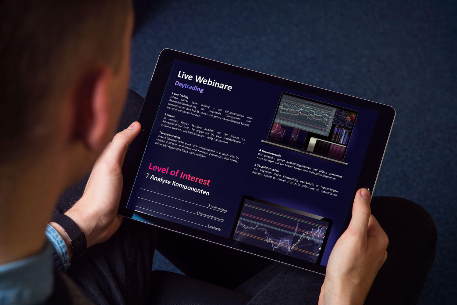 Mann liest die digitale Daytrading-Broschüre von TradeNeon auf einem Tablet