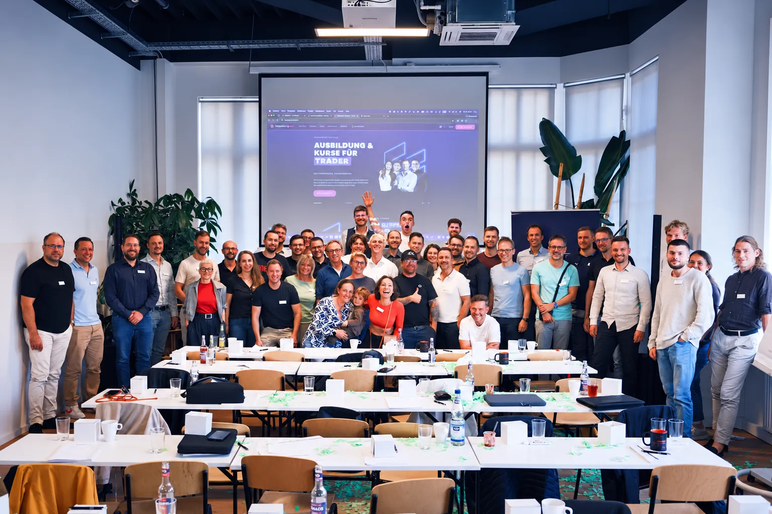 Gruppenfoto aller Teilnehmer beim TradeNeon Summit 2026